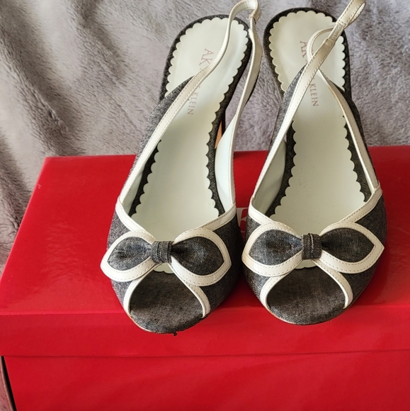 Vintage Anne Klein 8.5M 'Gabay' Black/White Fabric 4" Open Toe Slingback Heels - Picture 6 of 7